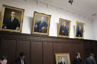 国会参議院議会室に掲げられた肖像画